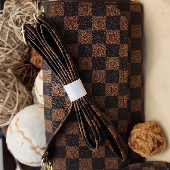 Luxury fashionable crossbody or wristlet. P2 - Picture 2 of 3